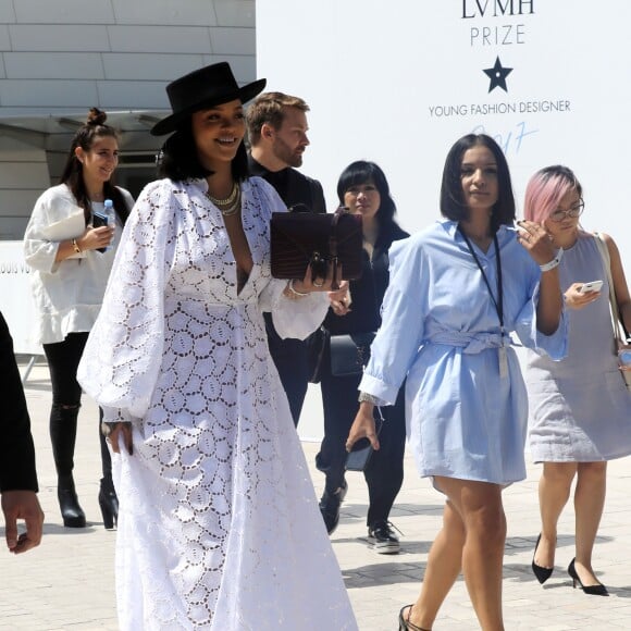 La chanteuse Rihanna assiste à la remise des prix LVMH Prize Young Fashion Designer 2017 à la Fondation Vuitton à Paris le 16 juin 2017.  Rihanna attends LVMH Prize Young Fashion Designer 2017 at Louis Vuitton Foundation in Paris on june 16th 201716/06/2017 - Paris