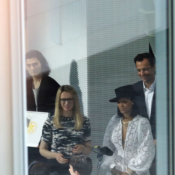 La chanteuse Rihanna assiste à la remise des prix LVMH Prize Young Fashion Designer 2017 à la Fondation Vuitton à Paris le 16 juin 2017.  Rihanna attends LVMH Prize Young Fashion Designer 2017 at Louis Vuitton Foundation in Paris on june 16th 201716/06/2017 - Paris
