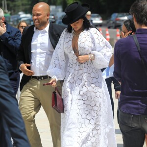 La chanteuse Rihanna assiste à la remise des prix LVMH Prize Young Fashion Designer 2017 à la Fondation Vuitton à Paris le 16 juin 2017.  Rihanna attends LVMH Prize Young Fashion Designer 2017 at Louis Vuitton Foundation in Paris on june 16th 201716/06/2017 - Paris