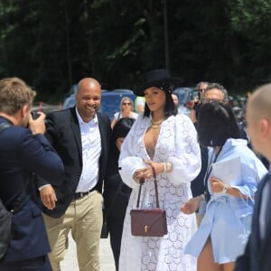 La chanteuse Rihanna assiste à la remise des prix LVMH Prize Young Fashion Designer 2017 à la Fondation Vuitton à Paris le 16 juin 2017.  Rihanna attends LVMH Prize Young Fashion Designer 2017 at Louis Vuitton Foundation in Paris on june 16th 201716/06/2017 - Paris