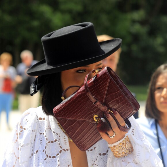 La chanteuse Rihanna assiste à la remise des prix LVMH Prize Young Fashion Designer 2017 à la Fondation Vuitton à Paris le 16 juin 2017.  Rihanna attends LVMH Prize Young Fashion Designer 2017 at Louis Vuitton Foundation in Paris on june 16th 201716/06/2017 - Paris