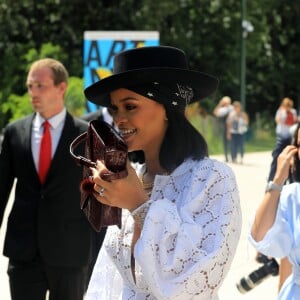 La chanteuse Rihanna assiste à la remise des prix LVMH Prize Young Fashion Designer 2017 à la Fondation Vuitton à Paris le 16 juin 2017.  Rihanna attends LVMH Prize Young Fashion Designer 2017 at Louis Vuitton Foundation in Paris on june 16th 201716/06/2017 - Paris