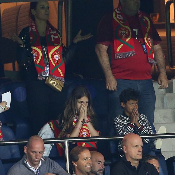 La famille de Cristiano Ronaldo: son fils, Cristiano Ronaldo Jr., ses 2 soeurs, Katia et Elma Aveiro, et sa mère, Dolores Aveiro, assistent au match, Portugal - Autriche pendant l'UEFA Euro 2016 au Parc des Princes à Paris, le 18 juin 2016. © Cyril Moreau/Bestimage