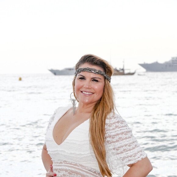 Katia Aveiro pose sur la plage après son concert à l'occasion du 69e Festival International du Film de Cannes le 13 mai 2016. © Philippe Doignon / Bestimage