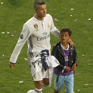 Cristiano Ronaldo et son fils Cristiano Jr lors de la fête pour la victoire de finale de la 12ème Ligue des Champions du Real Madrid contre la Juventus au stade Santiago Bernabeu à Madrid, le 4 juin 2017, où l'équipe et les fans étaient réunis.