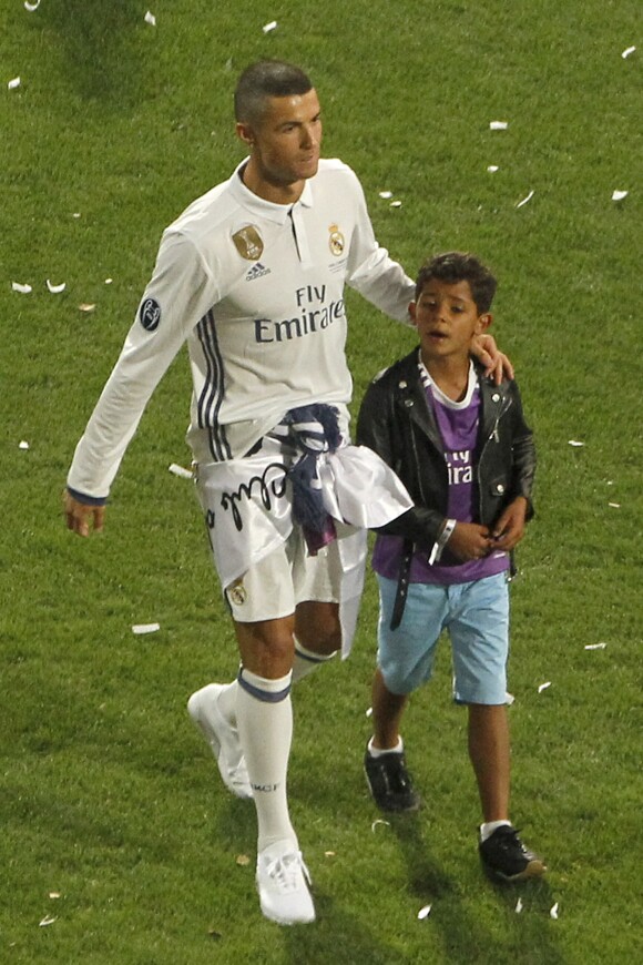 Cristiano Ronaldo et son fils Cristiano Jr lors de la fête pour la victoire de finale de la 12ème Ligue des Champions du Real Madrid contre la Juventus au stade Santiago Bernabeu à Madrid, le 4 juin 2017, où l'équipe et les fans étaient réunis.