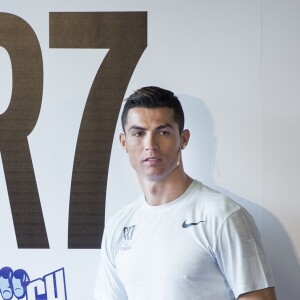 Cristiano Ronaldo au photocall de la marque CR7 fitness sous les yeux de sa compagne G.Rodriguez à Madrid le 13 mars 2017.