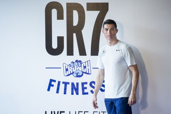 Cristiano Ronaldo au photocall de la marque CR7 fitness sous les yeux de sa compagne G.Rodriguez à Madrid le 13 mars 2017.