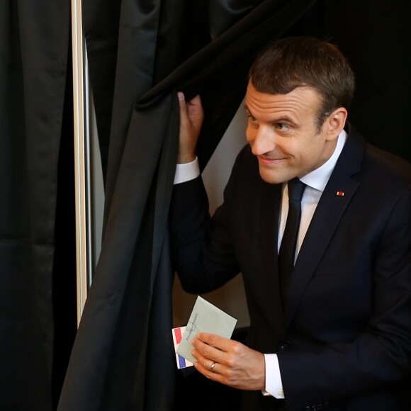 Le président de la République française Emmanuel Macron va voter à la mairie du Touquet pour le second tour des législatives, au Touquet le 18 juin 2017. Il devait ensuite se rendre à Suresnes pour la commémoration du 18 juin 1940. © Dominique Jacovides/Bestimage