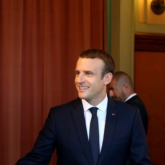 Le président de la République française Emmanuel Macron va voter à la mairie du Touquet pour le second tour des législatives, au Touquet le 18 juin 2017. Il devait ensuite se rendre à Suresnes pour la commémoration du 18 juin 1940. © Dominique Jacovides/Bestimage