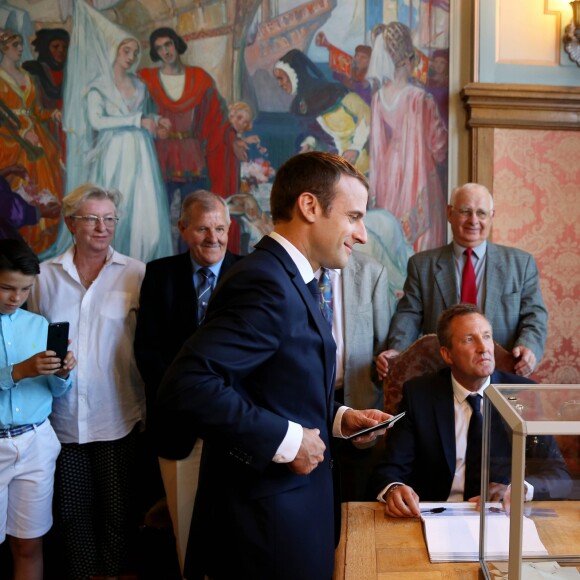 Le président de la République française Emmanuel Macron va voter à la mairie du Touquet pour le second tour des législatives, au Touquet le 18 juin 2017. Il devait ensuite se rendre à Suresnes pour la commémoration du 18 juin 1940. © Dominique Jacovides/Bestimage