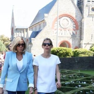 La première dame Brigitte Macron (Trogneux) et sa fille Tiphaine Auzière vont voter à la mairie du Touquet pour le second tour des législatives, au Touquet le 18 juin 2017. © Sébastien Valiela-Dominique Jacovides/Bestimage#