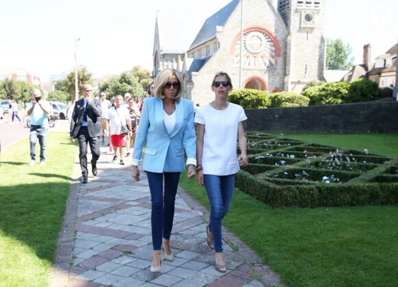 La première dame Brigitte Macron (Trogneux) et sa fille Tiphaine Auzière vont voter à la mairie du Touquet pour le second tour des législatives, au Touquet le 18 juin 2017. © Sébastien Valiela-Dominique Jacovides/Bestimage#