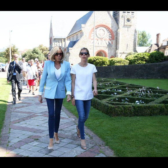 La première dame Brigitte Macron (Trogneux) et sa fille Tiphaine Auzière vont voter à la mairie du Touquet pour le second tour des législatives, au Touquet le 18 juin 2017. © Sébastien Valiela-Dominique Jacovides/Bestimage#