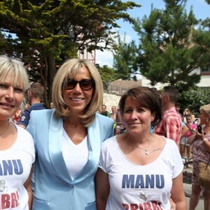 La première dame Brigitte Macron (Trogneux) et sa fille Tiphaine Auzière vont voter à la mairie du Touquet pour le second tour des législatives, au Touquet le 18 juin 2017. © Sébastien Valiela-Dominique Jacovides/Bestimage#