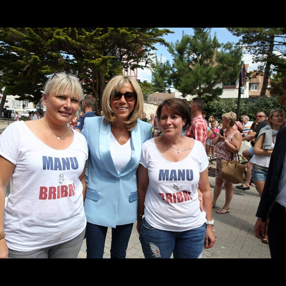 La première dame Brigitte Macron (Trogneux) et sa fille Tiphaine Auzière vont voter à la mairie du Touquet pour le second tour des législatives, au Touquet le 18 juin 2017. © Sébastien Valiela-Dominique Jacovides/Bestimage#