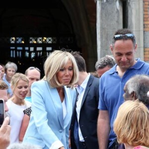 La première dame Brigitte Macron (Trogneux) et sa fille Tiphaine Auzière vont voter à la mairie du Touquet pour le second tour des législatives, au Touquet le 18 juin 2017. © Sébastien Valiela-Dominique Jacovides/Bestimage#
