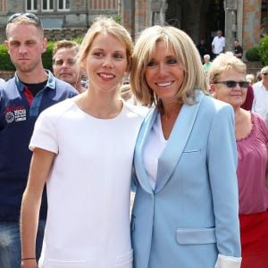 La première dame Brigitte Macron (Trogneux) et sa fille Tiphaine Auzière vont voter à la mairie du Touquet pour le second tour des législatives, au Touquet le 18 juin 2017. © Sébastien Valiela-Dominique Jacovides/Bestimage