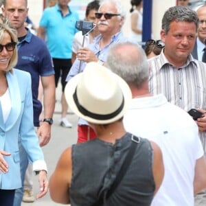 La première dame Brigitte Macron (Trogneux) et sa fille Tiphaine Auzière vont voter à la mairie du Touquet pour le second tour des législatives, au Touquet le 18 juin 2017. © Sébastien Valiela-Dominique Jacovides/Bestimage#