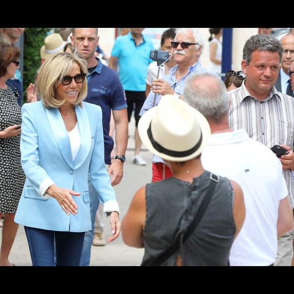 La première dame Brigitte Macron (Trogneux) et sa fille Tiphaine Auzière vont voter à la mairie du Touquet pour le second tour des législatives, au Touquet le 18 juin 2017. © Sébastien Valiela-Dominique Jacovides/Bestimage#