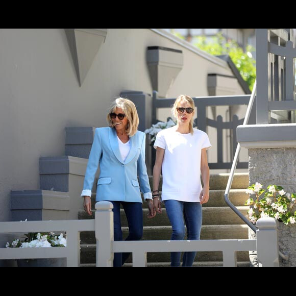 La première dame Brigitte Macron (Trogneux) et sa fille Tiphaine Auzière vont voter à la mairie du Touquet pour le second tour des législatives, au Touquet le 18 juin 2017. © Sébastien Valiela-Dominique Jacovides/Bestimage#