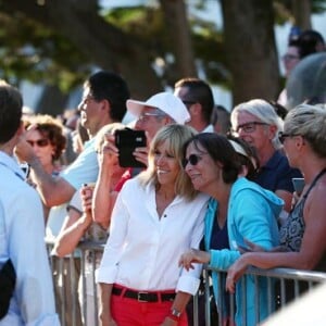 Le président de la République française Emmanuel Macron et sa femme, la première dame Brigitte (Trogneux) saluent la foule devant leur domicile avant de faire une balade à vélo en bord de mer au Touquet, France, le 17 juin 2017. © Sébastien Valiela-Dominique Jacovides/Bestimage