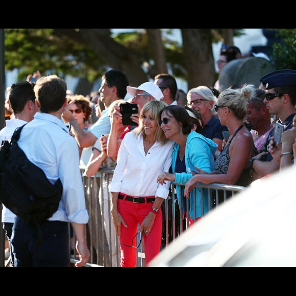 Le président de la République française Emmanuel Macron et sa femme, la première dame Brigitte (Trogneux) saluent la foule devant leur domicile avant de faire une balade à vélo en bord de mer au Touquet, France, le 17 juin 2017. © Sébastien Valiela-Dominique Jacovides/Bestimage