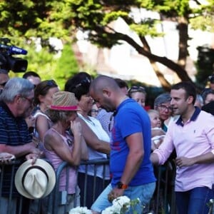 Le président de la République française Emmanuel Macron et sa femme, la première dame Brigitte (Trogneux) saluent la foule devant leur domicile avant de faire une balade à vélo en bord de mer au Touquet, France, le 17 juin 2017. © Sébastien Valiela-Dominique Jacovides/Bestimage