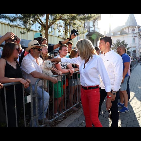 Le président de la République française Emmanuel Macron et sa femme, la première dame Brigitte (Trogneux) saluent la foule devant leur domicile avant de faire une balade à vélo en bord de mer au Touquet, France, le 17 juin 2017. © Sébastien Valiela-Dominique Jacovides/Bestimage