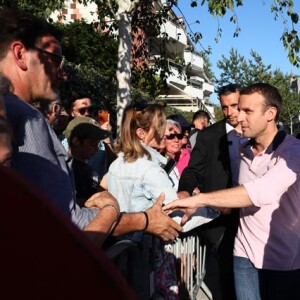 Le président de la République française Emmanuel Macron et sa femme, la première dame Brigitte (Trogneux) saluent la foule devant leur domicile avant de faire une balade à vélo en bord de mer au Touquet, France, le 17 juin 2017. © Sébastien Valiela-Dominique Jacovides/Bestimage