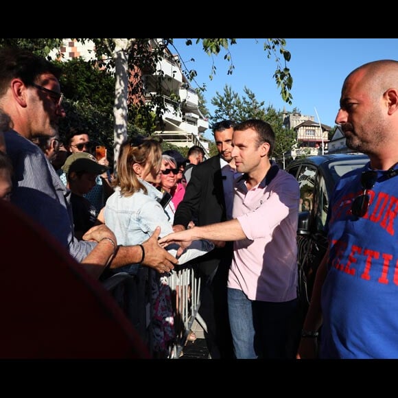 Le président de la République française Emmanuel Macron et sa femme, la première dame Brigitte (Trogneux) saluent la foule devant leur domicile avant de faire une balade à vélo en bord de mer au Touquet, France, le 17 juin 2017. © Sébastien Valiela-Dominique Jacovides/Bestimage