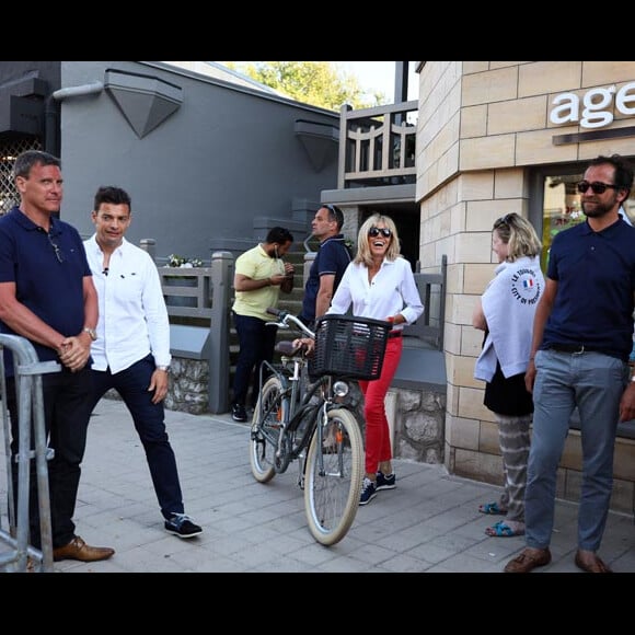 Le président de la République française Emmanuel Macron et sa femme, la première dame Brigitte (Trogneux) saluent la foule devant leur domicile avant de faire une balade à vélo en bord de mer au Touquet, France, le 17 juin 2017. © Sébastien Valiela-Dominique Jacovides/Bestimage
