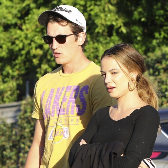 Miles Teller se promène avec sa compagne Keleigh Sperry à Studio City le 19 juin 2017.