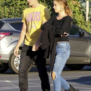 Miles Teller se promène avec sa compagne Keleigh Sperry à Studio City le 19 juin 2017.