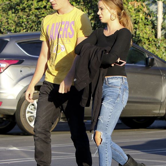 Miles Teller se promène avec sa compagne Keleigh Sperry à Studio City le 19 juin 2017.