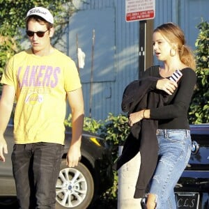 Miles Teller se promène avec sa compagne Keleigh Sperry à Studio City le 19 juin 2017.