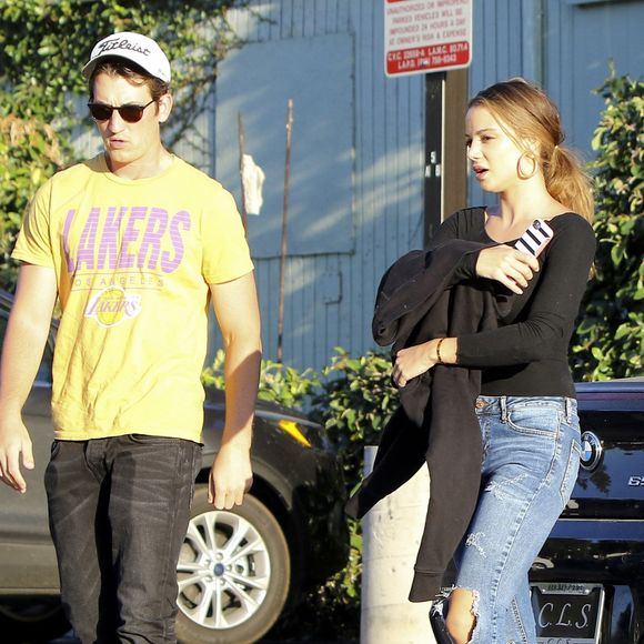 Miles Teller se promène avec sa compagne Keleigh Sperry à Studio City le 19 juin 2017.