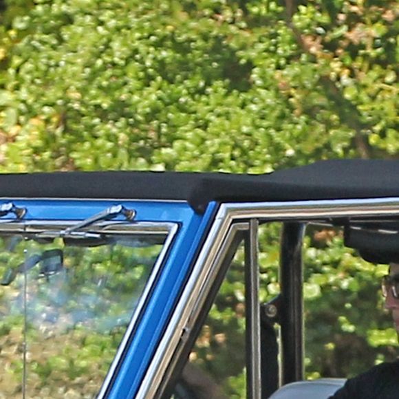 Miles Teller prend son Pick-up Ford Bronco pour se rendre à son cours de gym à Los Angeles, le 30 mars 2017.