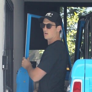 Miles Teller prend son Pick-up Ford Bronco pour se rendre à son cours de gym à Los Angeles, le 30 mars 2017.