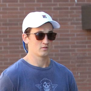 Miles Teller fait du shopping dans les rues de Beverly Hills, le 9 mars 2017