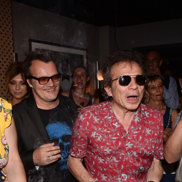 Exclusif - Candice, la femme de P. Manoeuvre, Axel Bauer, Philippe Manoeuvre et Nono (Norbert Krief) du groupe Trust à la Soirée d'anniversaire des 63 ans de P. Manoeuvre au club Chacha à Paris, France, le 19 juin 2017. L'ancien rédacteur en chef de Rock & Folk P. Manoeuvre a lancé lundi soir (18/06/2017) sa webradio gratuite dédiée au rock classique, "Radio Perfecto". © Rachid Bellak/Bestimage