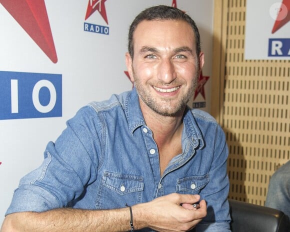 Michael Zazoun en séance de dédicaces chez Virgin Radio lors des Journées du Patrimoine à Paris, le 21 septembre 2014.