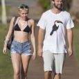 Exclusif - Miley Cyrus et son petit ami Patrick Schwarzenegger en vacances sur la plage de Maui à Hawaï le 21 janvier 2015.