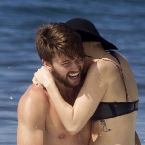 Miley Cyrus et son ex-petit ami Patrick Schwarzenegger en vacances sur la plage de Maui à Hawaï le 21 janvier 2015.