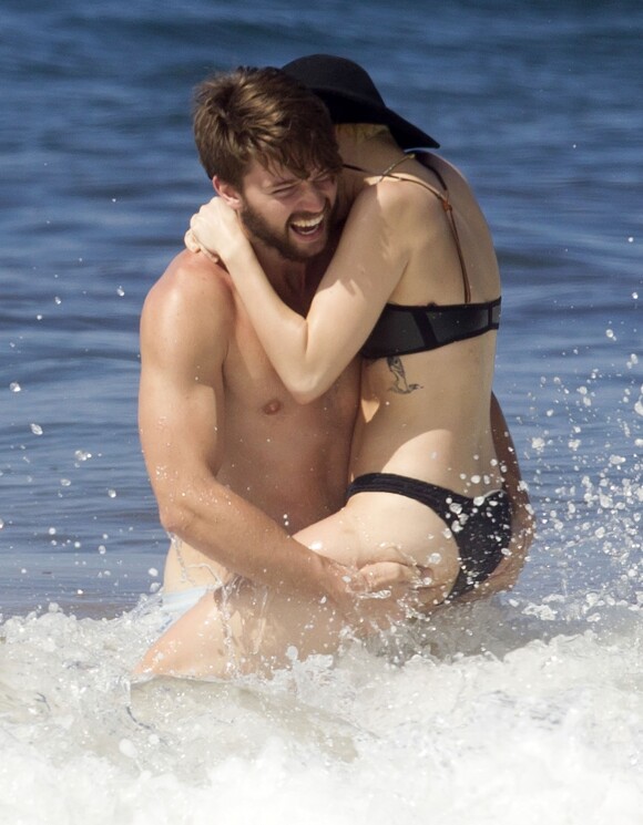 Miley Cyrus et son ex-petit ami Patrick Schwarzenegger en vacances sur la plage de Maui à Hawaï le 21 janvier 2015.