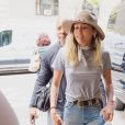 Exclusif - Miley Cyrus prend des selfies avec des fans avant de rentrer dans un immeuble à New York, le 15 mai 2017
