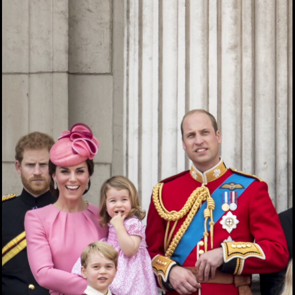 Le prince Harry avec le prince William, la duchesse Catherine de Cambridge et leurs enfants George et Charlotte lors de la parade "Trooping the colour" à Londres le 17 juin 2017.