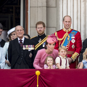 Le prince Harry avec le prince William, la duchesse Catherine de Cambridge et leurs enfants George et Charlotte lors de la parade "Trooping the colour" à Londres le 17 juin 2017.