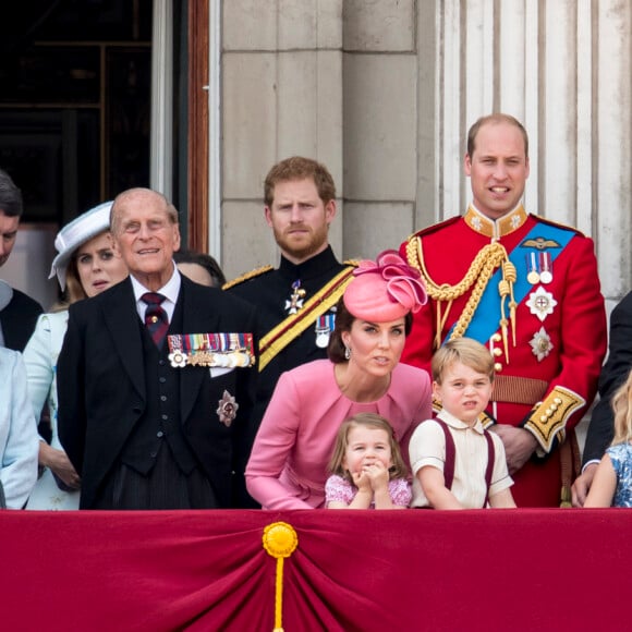 Le prince Harry avec le prince William, la duchesse Catherine de Cambridge et leurs enfants George et Charlotte lors de la parade "Trooping the colour" à Londres le 17 juin 2017.