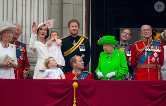 Le prince Harry avec le prince William, la duchesse Catherine de Cambridge et leurs enfants George et Charlotte lors de la parade "Trooping the colour" à Londres le 11 juin 2016.